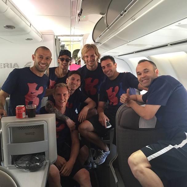 Ancora in aereo, si riconoscono Messi, Neymar, Iniesta, Xavi, Rakitic, Mascherano e ter Stegen. (Instagram)